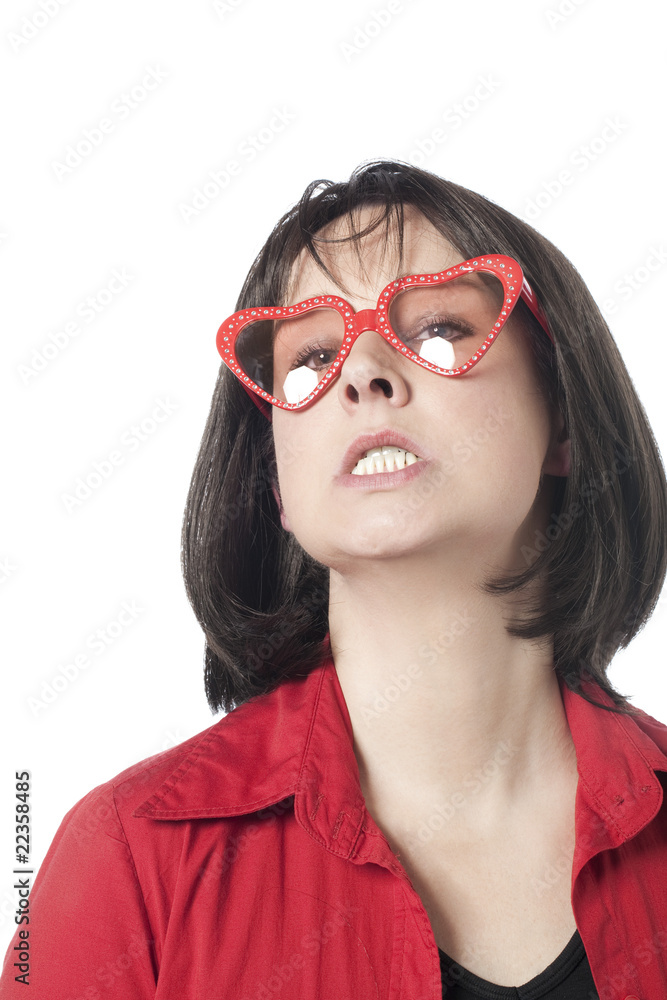 jeune femme lunettes en forme de coeur jeune femme lunettes en forme de coeur