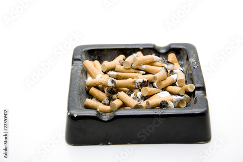 Aschenbecher mit Zigaretten