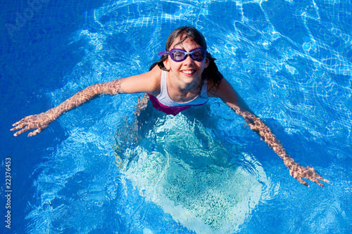 jeune fille souriante dans la piscine