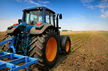 Acrylglasbilder Traktor Moderne Landmaschine im offenen Feld  © DeshaCAM