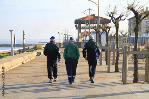 retraités en train de marcher