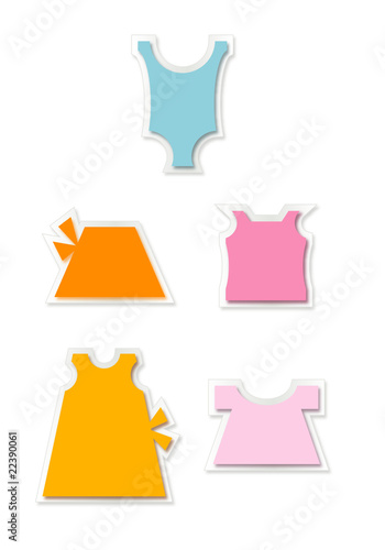 Bunte Sticker: Kinderkleidung in Pastellfarben