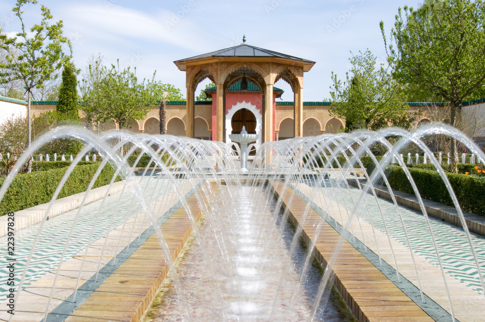 Fototapeta premium Brunnen im marrokanischen garten