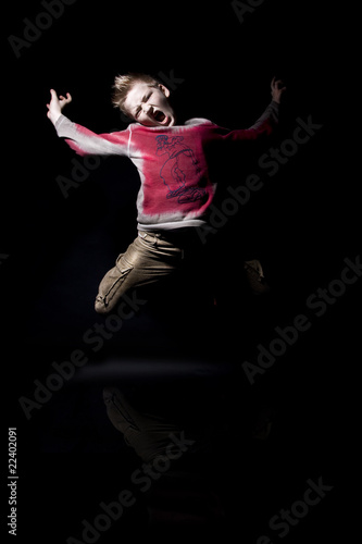 Junge springt und schreit wd688 © Werner Dreblow