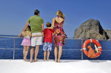 famiglia che ammira il panorama dalla barca
