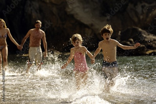 Photos famiglia che corre in acqua
