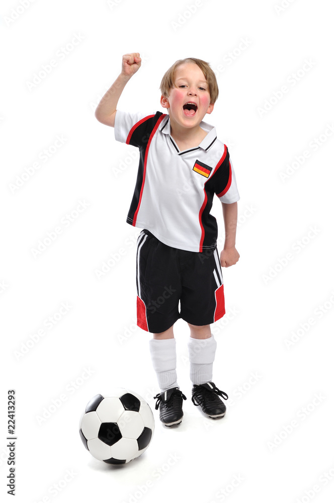 Junge mit Fußball jubelt 2