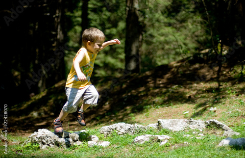bambino felice che salta