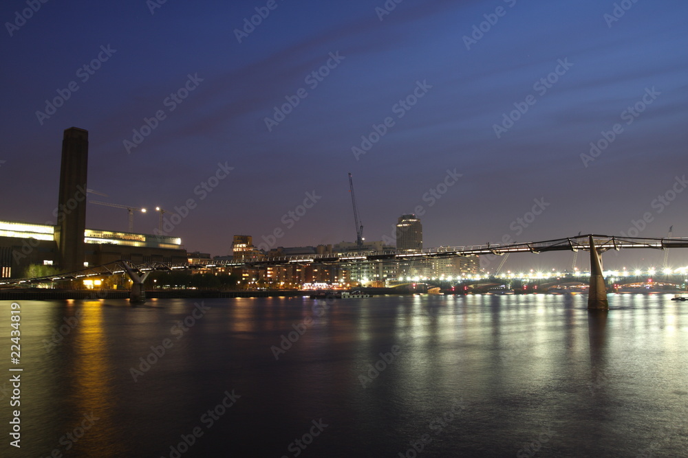 London night scene: Tate Modern and Millennium Bridge