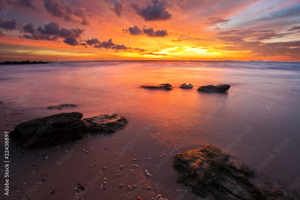 Obraz premium Tropical sunset on the beach. Thailand