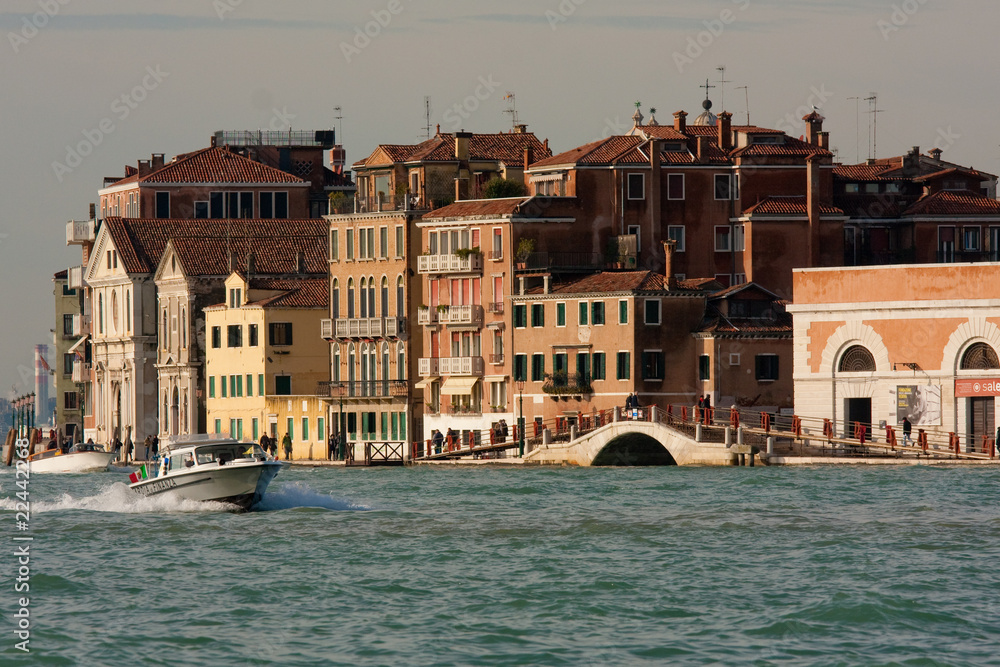 canale a venezia con barca
