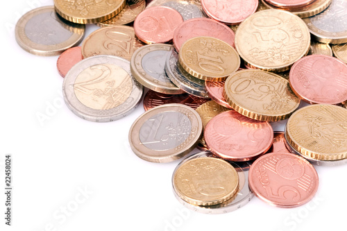 Pièces de monnaie d'euro sur fond blanc