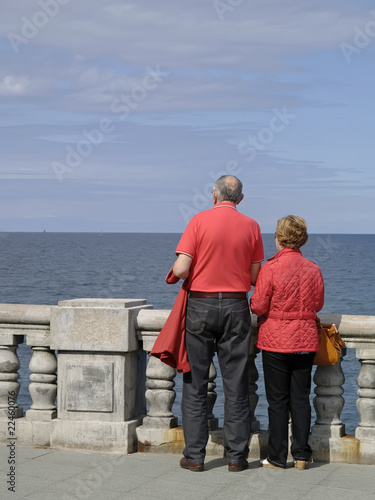 Pareja ancianos frente al mar