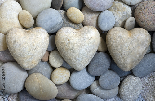 Drei Herzen auf Kieselsteinen