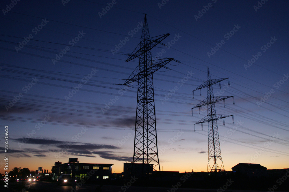 Strommast vor abendlichem Himmel in blau