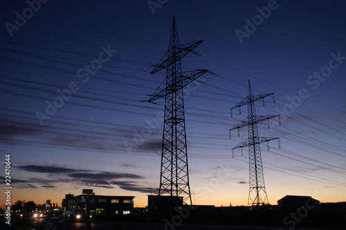 Strommast vor abendlichem Himmel in blau