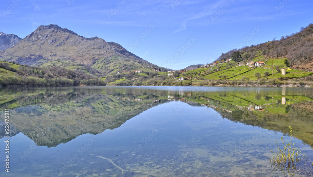 Asturias reflejada en el agua