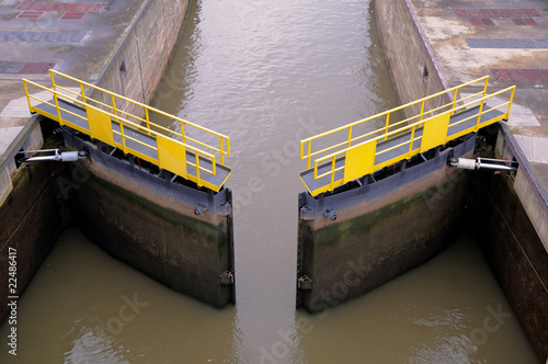 sluice door watergate