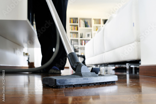 pulizie casa con aspirapolvere photo