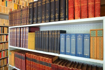 Wandcirkels Bibliotheek Modern antiquariaat met grasduinkist  © PANORAMO