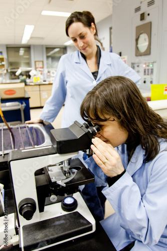 Femmes en laboratoire