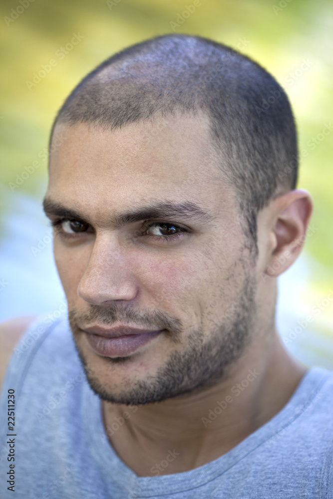 Obraz premium Portrait d'un beau jeune homme séduisant