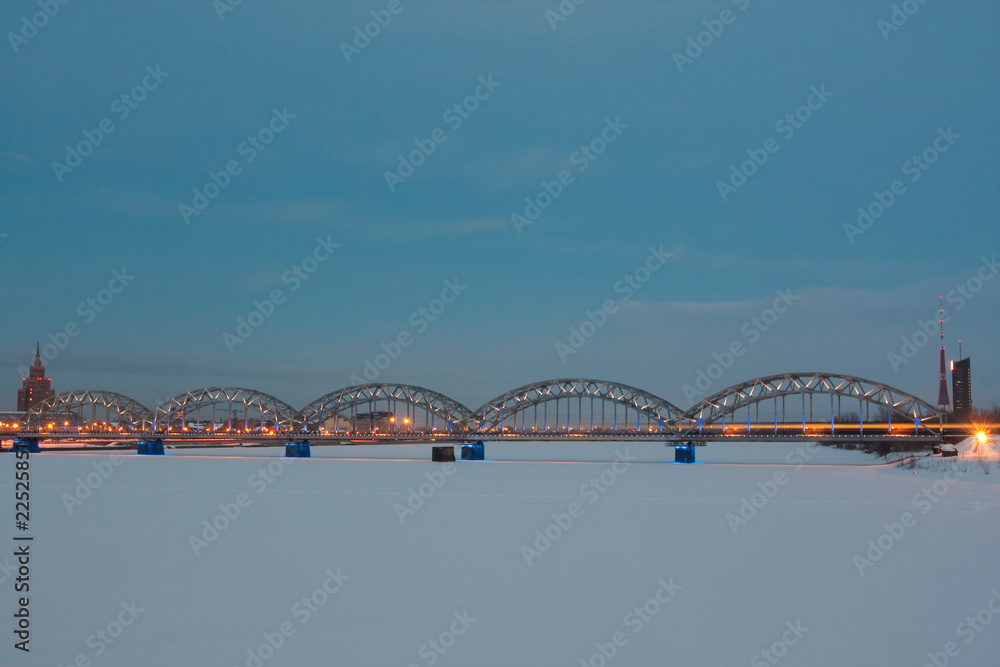 Obraz premium Railway bridge at night
