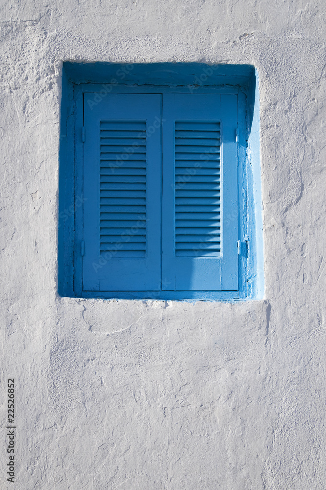 blaues Fenster, weisse Wand