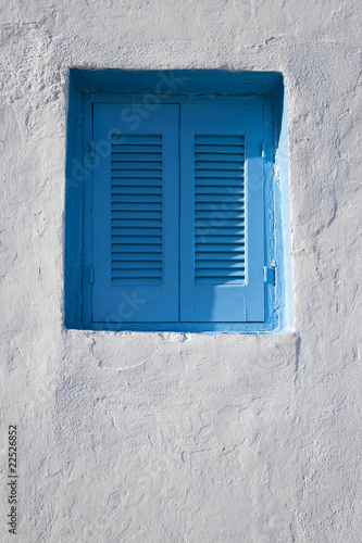 blaues Fenster, weisse Wand