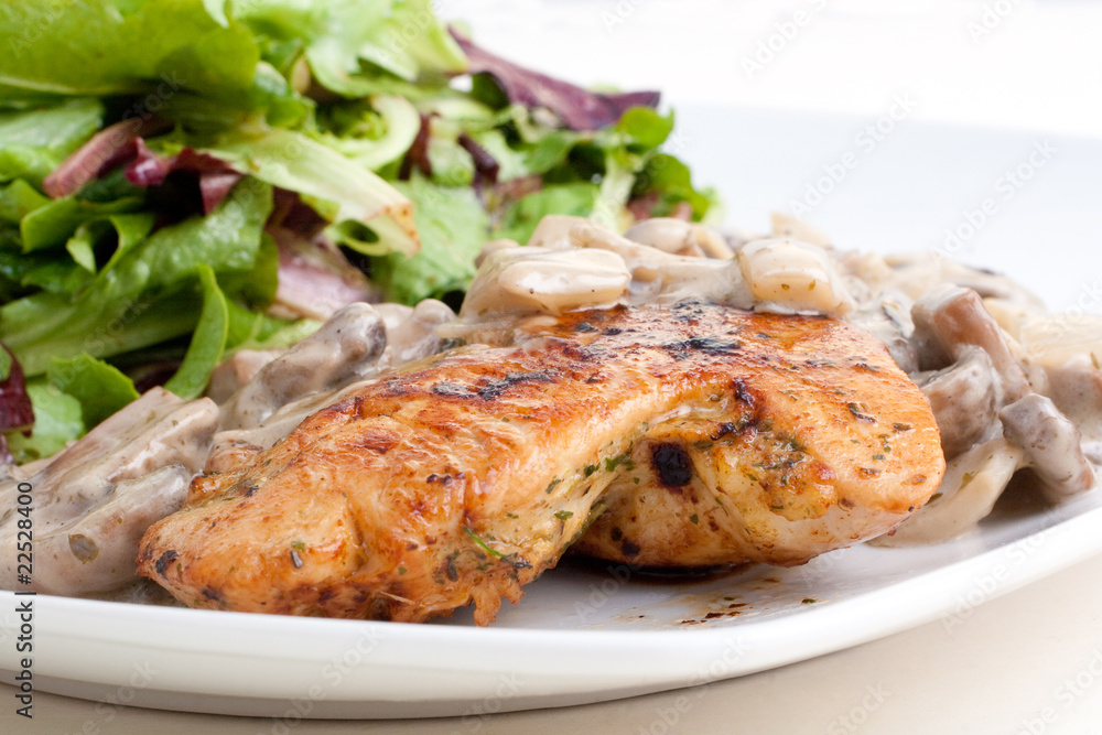 Mariniertes Huhn mit Weißwein-Champignon Soße und grünem Salat
