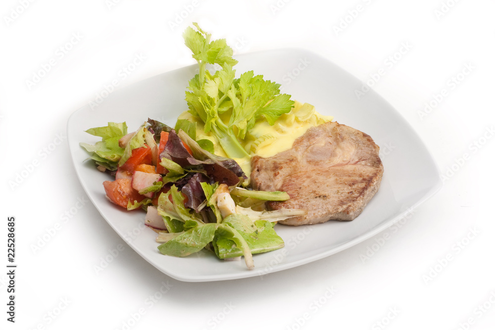 Mariniertes Schwein mit Curry-Sellerie Gemüse und Salat
