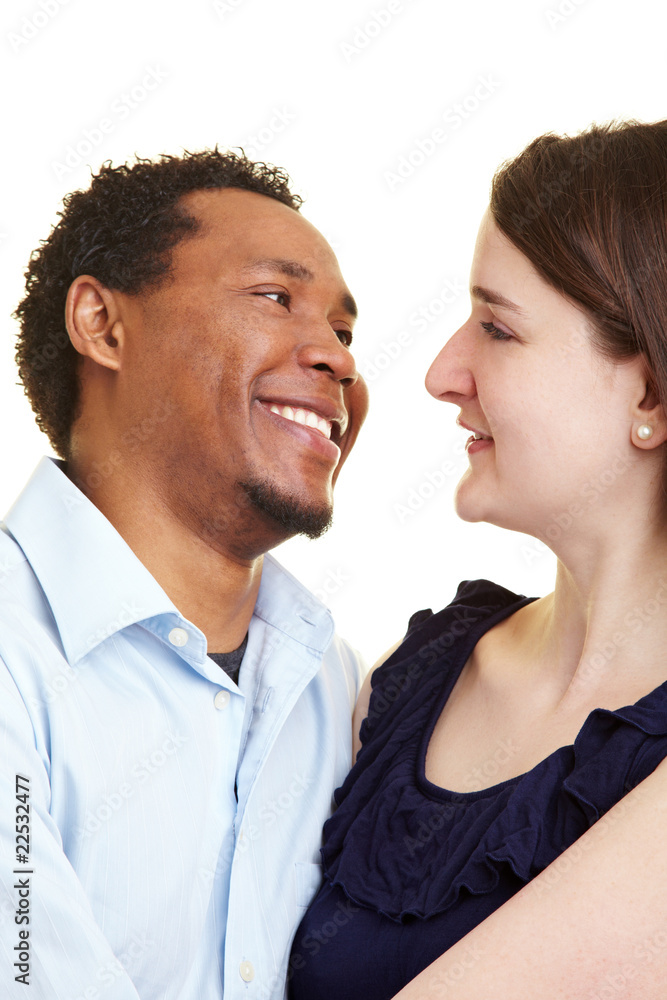 Junges Paar schaut sich in die Augen