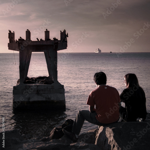 pareja contemplando atardecer ante ruinas