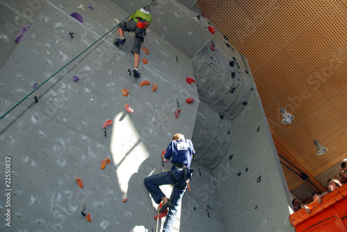 Kinder in Kletterhalle