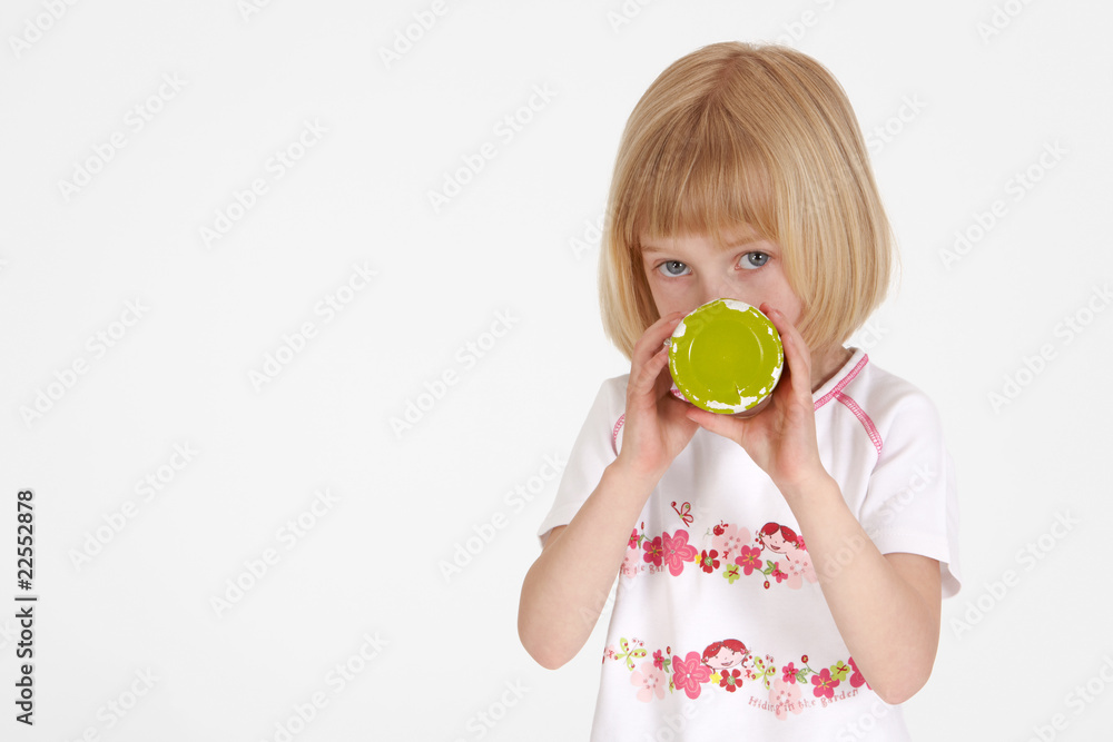 blondes Mädchen mit Trinkflasche 2 blondes Mädchen mit Trinkflasche 2