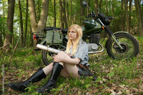 Motorradfahrerin Armee MZ ETZ 250