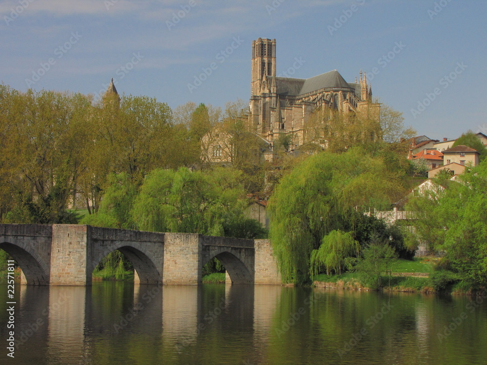 Naklejka premium Pont et Cathédrale Saint Etienne, Limoges, Limousin
