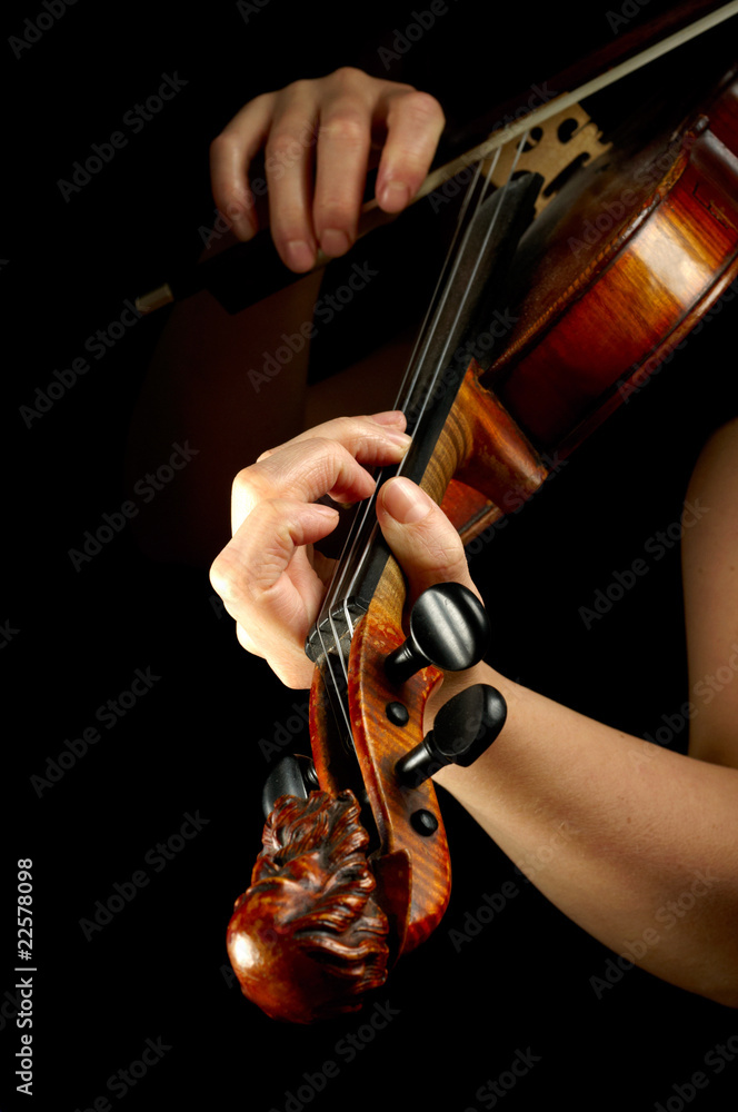 Obraz premium Muzyk bawić się skrzypce odizolowywającego na czerni.