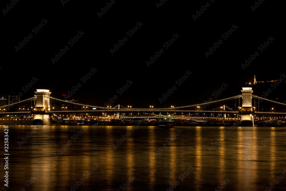chain bridge in budapest at night