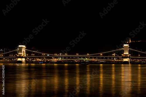 chain bridge in budapest at night © Abel Tumik