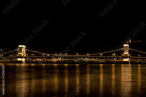 chain bridge in budapest at night