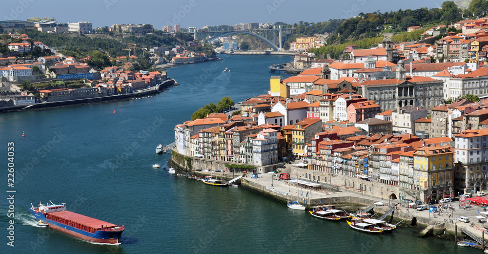 Schiff vor der Altstadt von Porto