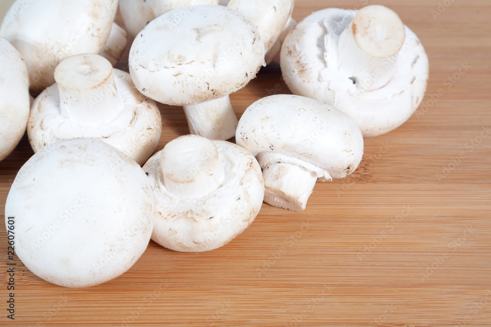 champignons on wooden board