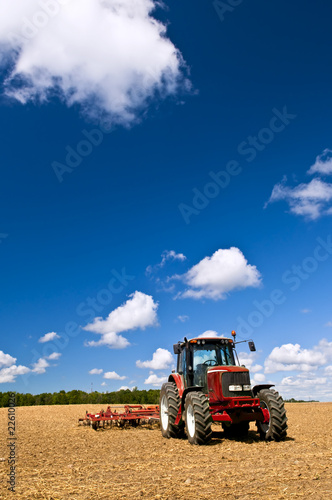 Canvastavla Tractor in plowed field