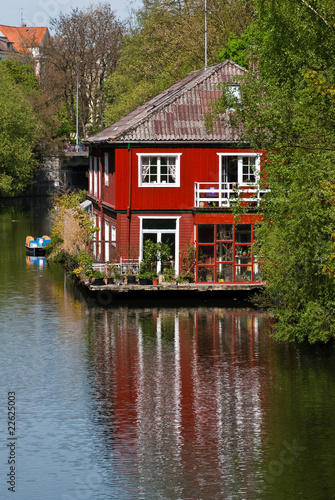Rotes Haus am Kanal