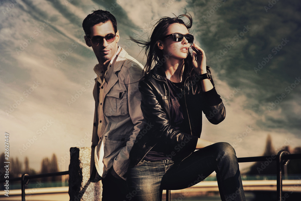 Attractive young couple wearing sunglasses - obrazy, fototapety, plakaty 