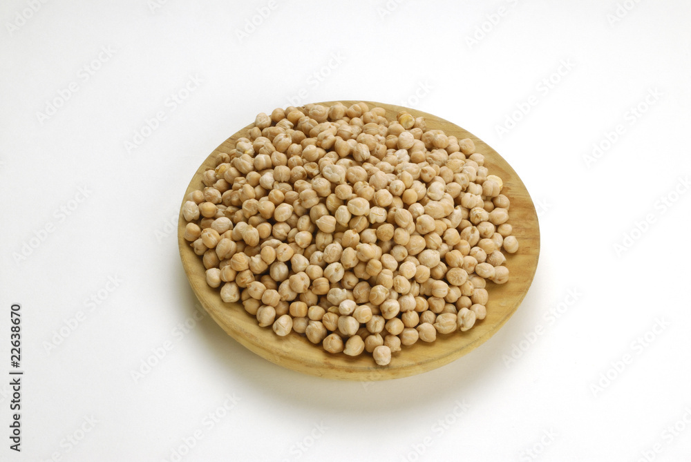 Garbanzos en plato de madera. Garbanzos en plato de madera.