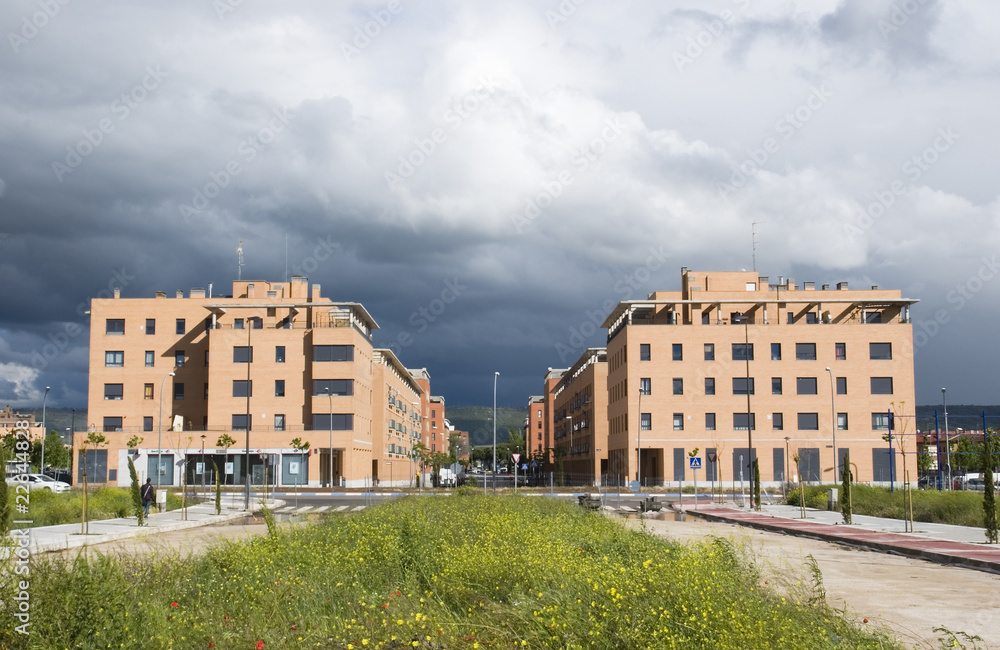 edificios modernos desde urbanización abandonada