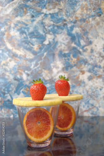 Fototapeta Naklejka Na Ścianę i Meble -  bicchieri decorati con frutta