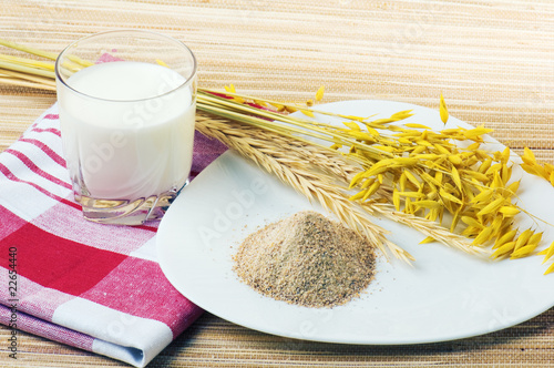 Glass of milk and wheat ears